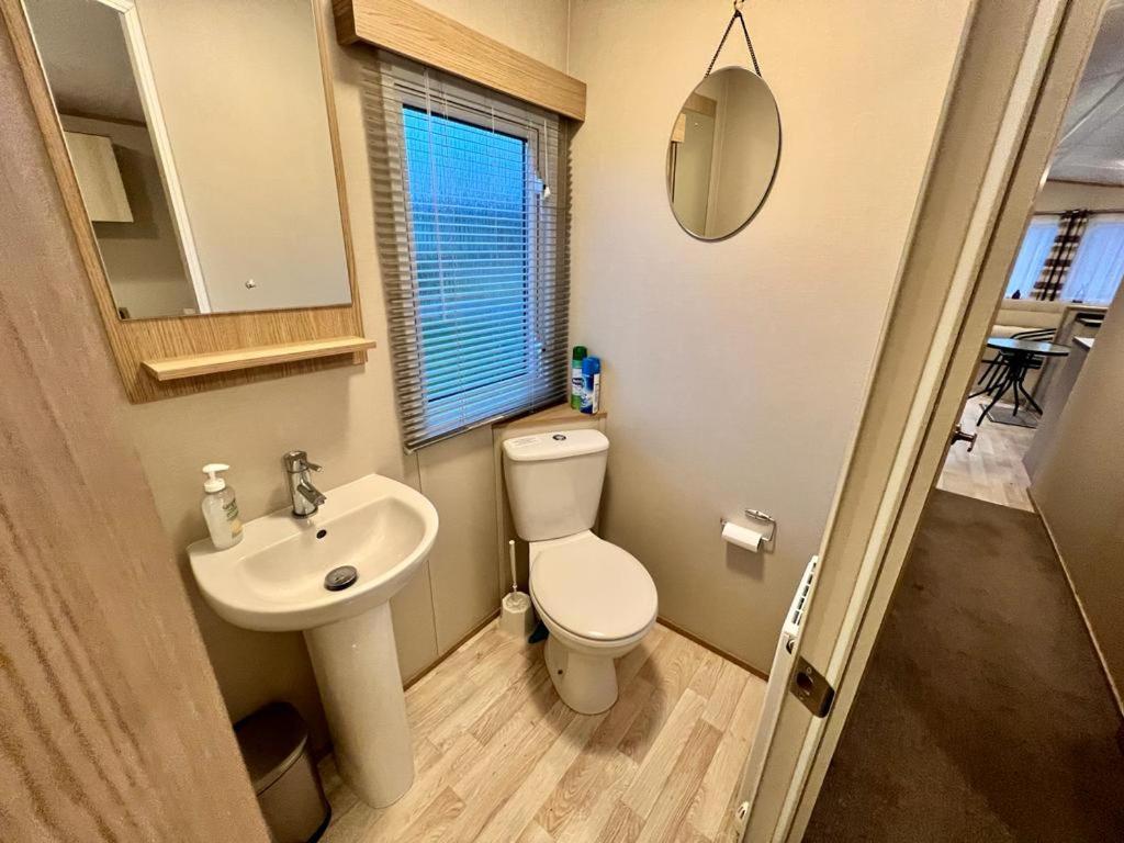 2 Bedroom Lakeview Lodge - Ensuite & Balcony Deck Carnforth Exterior photo