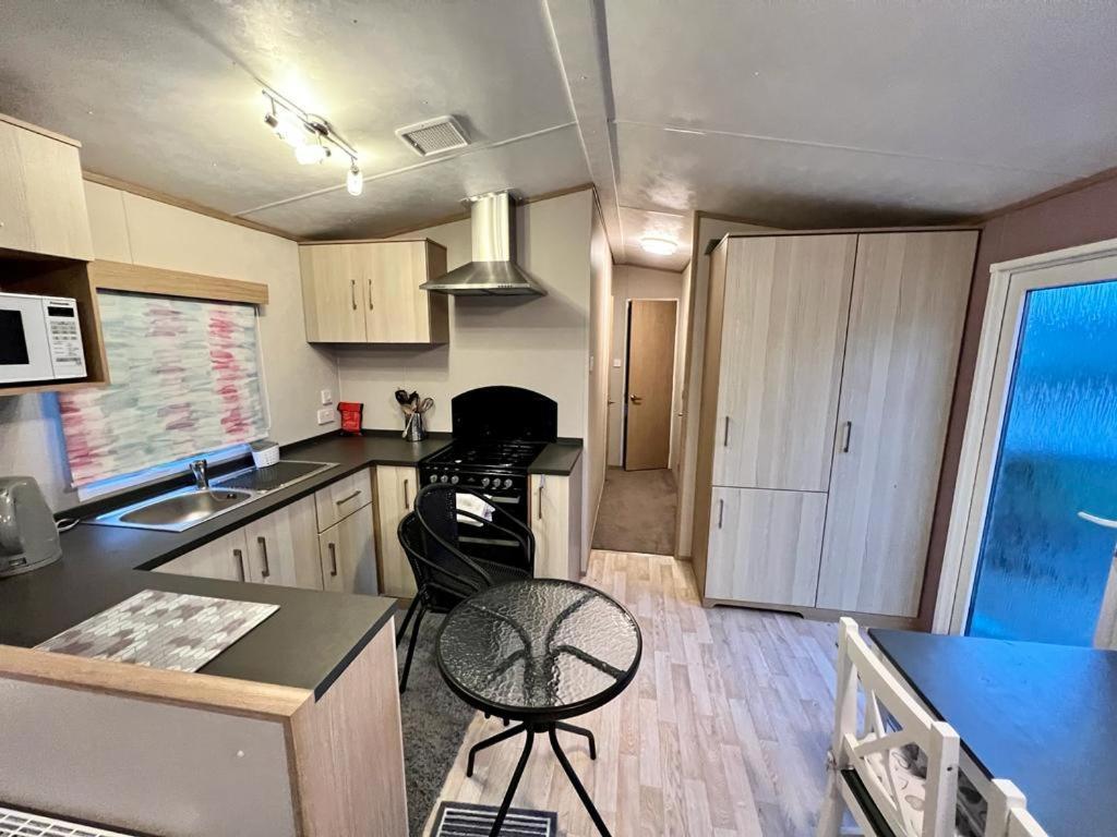 2 Bedroom Lakeview Lodge - Ensuite & Balcony Deck Carnforth Exterior photo